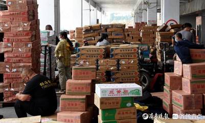 德州高溫下的“冷職業(yè)” 溫差56℃！冷庫搬運工穿棉衣運貨搬運服務
